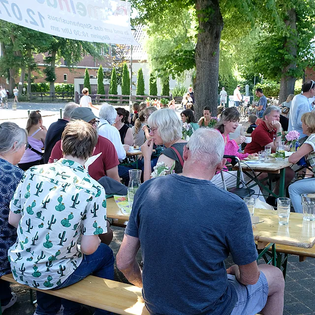 Personen beim Gemeindefest 2026