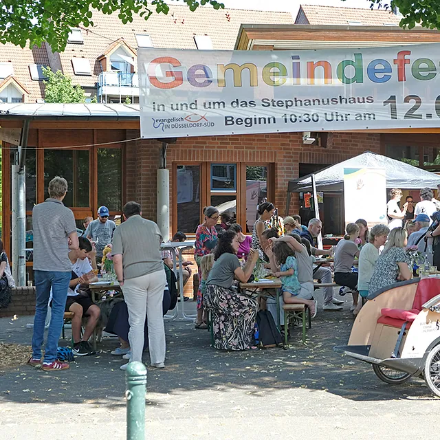 Personen beim Gemeindefest 2026