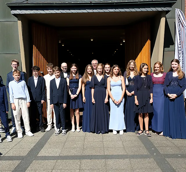 Konfirmand*innen vor der Kirche