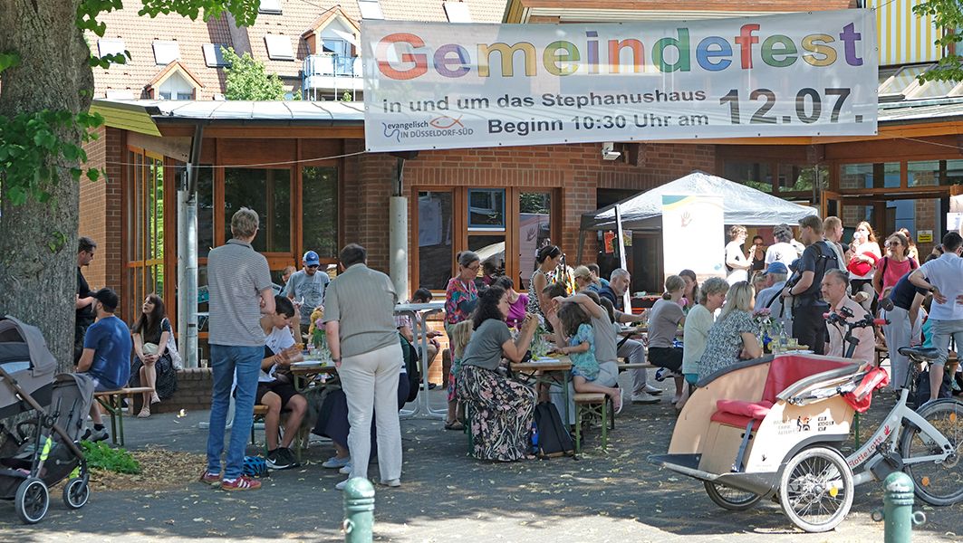 Menschen beim Gemeindefest