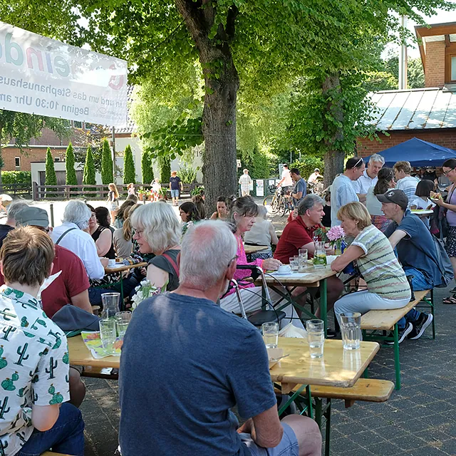 Personen beim Gemeindefest 2026