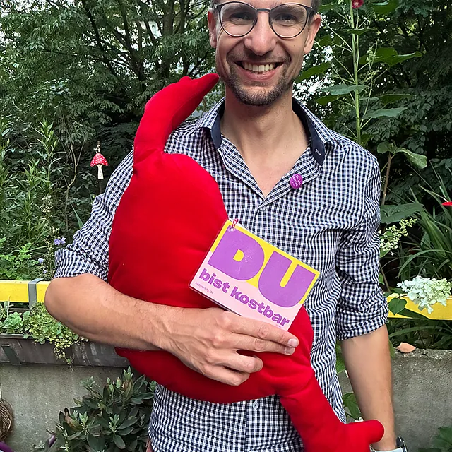 Person mit Herzkissen