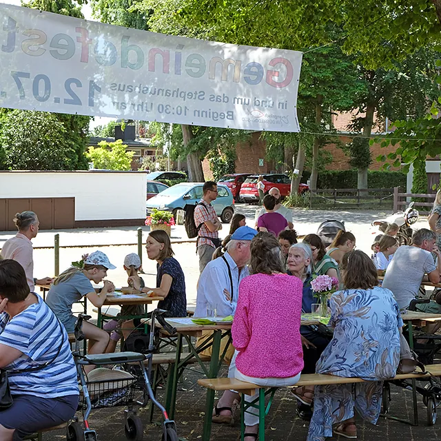 Personen beim Gemeindefest 2026
