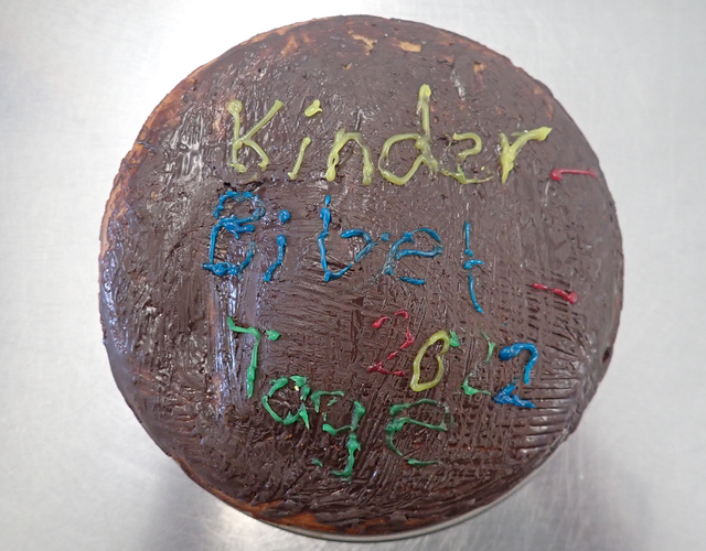 Schokoladenkuchen mit „Kinder Bibel Tage 2022“ in Zuckerschrift.
