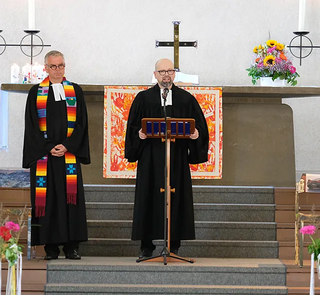 Pfarrer in der Kirche