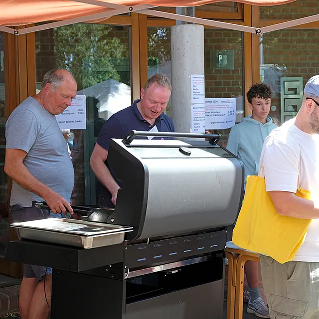 Würstchengrill beim Gemeindefest 2026