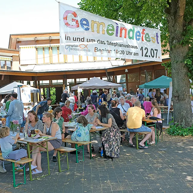 Personen beim Gemeindefest 2026