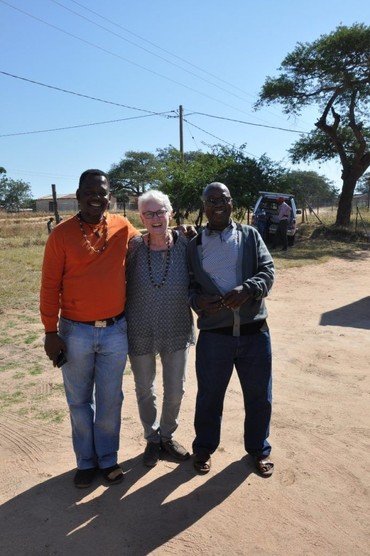 3 Personen stehen in Südafrika