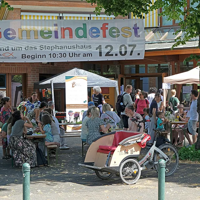 Personen beim Gemeindefest 2026