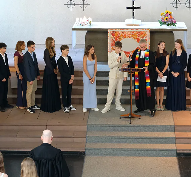 Konfirmand*innen in der Kirche