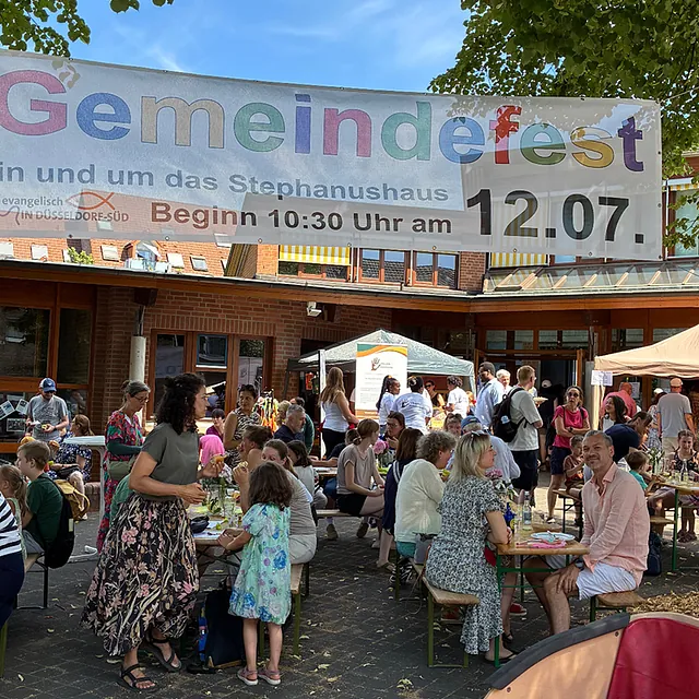 Personen beim Gemeindefest 2026