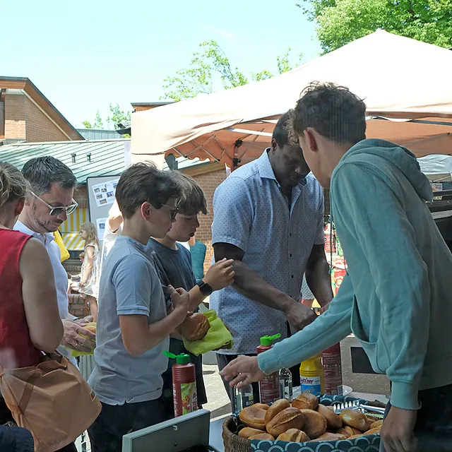 Würstchenverkauf beim Gemeindefest