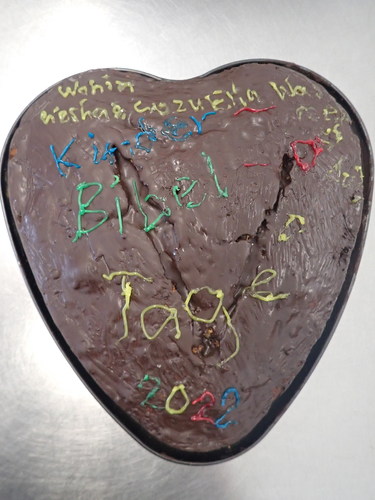 Herzförmiger Schokoladenkuchen mit „Kinder Bibel Tage 2022“ beschriftet.