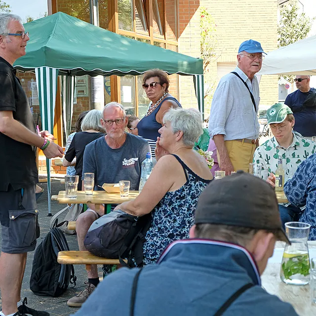 Personen beim Gemeindefest 2026