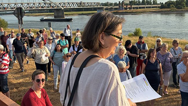 Menschen am Rhein