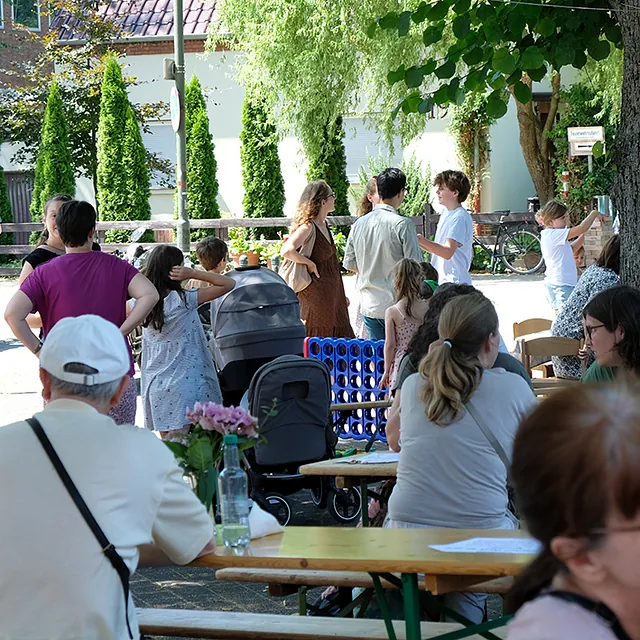 Personen beim Gemeindefest 2026
