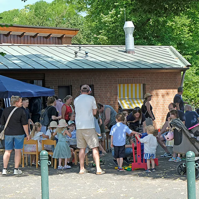 Personen beim Gemeindefest 2026