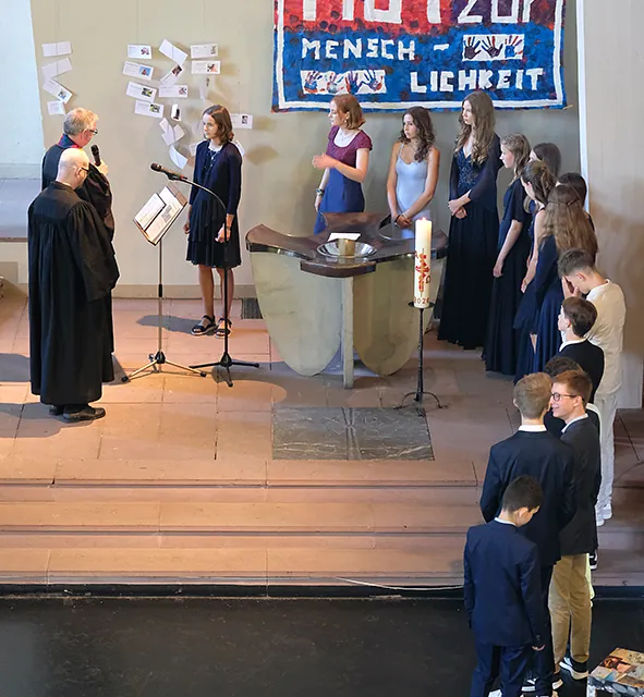 Konfirmand*innen in der Kirche