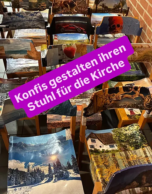 Mit Kalenderblättern gestaltete Stühle